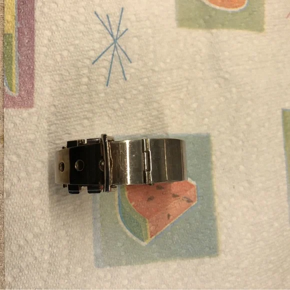 Metropolitan Museum quarts watch stainless steel. needs a new battery
